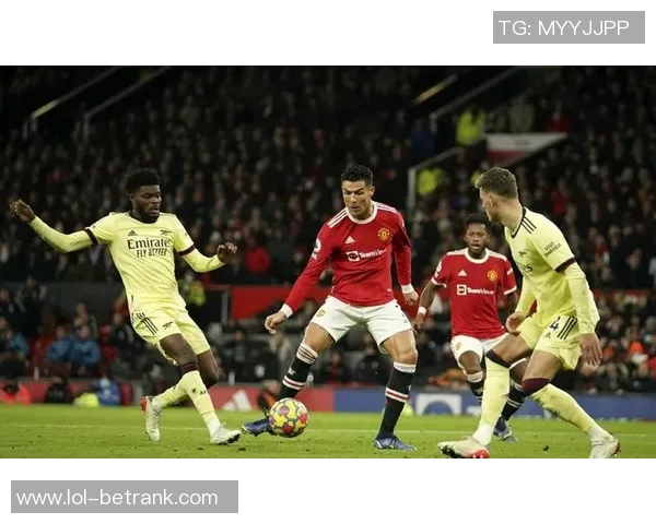 英超激战:那不勒斯险胜曼联乌龙球引发争议与全场沸腾